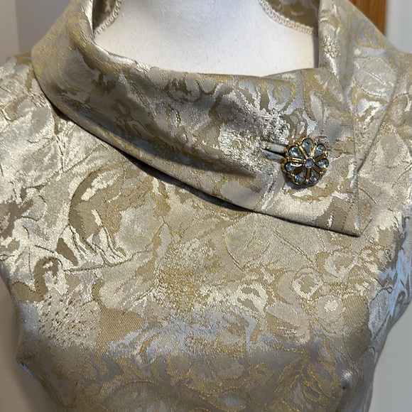 Tahari Dresses & Skirts - Tahari Arthur S. Levine cocktail tan/gold/ platinum floral print size 4. NWOT
